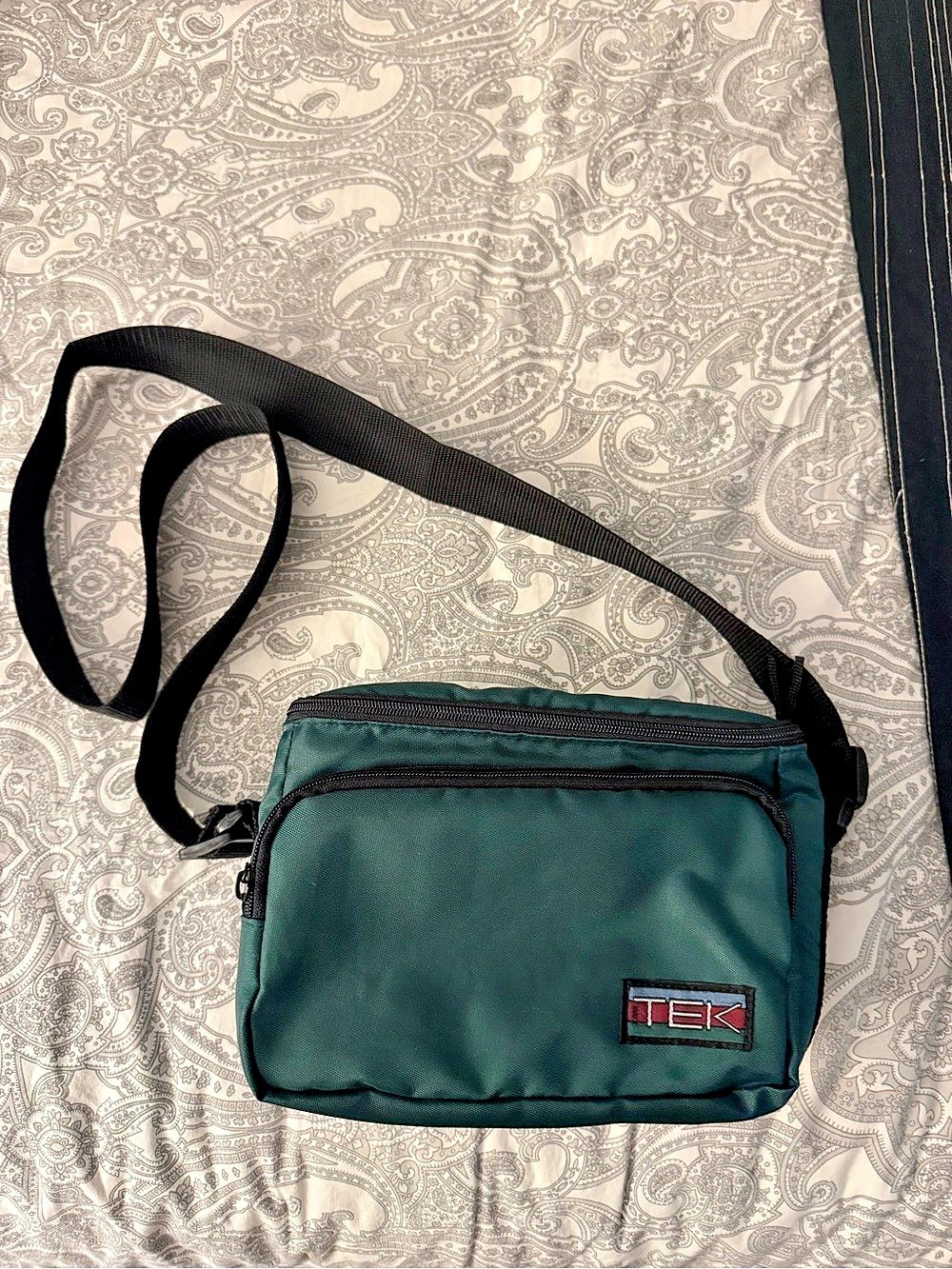 Tek Messenger Bag in Green & Black